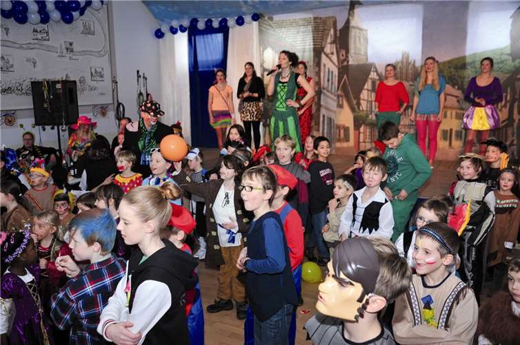 Bad Bodendorf. Bei der Kindersitzung der KG „Rievkooche“ gab es im Saal der Winzergaststätte viel närrisches Gewusel der ganz jungen Jecken. Genauer gesagt fungierten der ultimativen Kindersitzung am Samstag die Bad Bodendorfer Tanzgruppen als Ausrichter. Rebecca Pauly und Lara Pauly moderierten im Saal des Winzervereins durch eine Veranstaltung mit viel Tanz, aber vor allem viel Spaß und Mitmacheffekten für die jungen Jecken. /Foto: RÜ