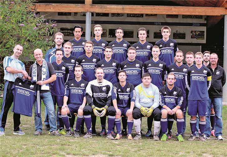 Bad Bodendorf. Große Freude herrschte bei der 2. Mannschaft des SC Bad Bodendorf, als Firmeninhaber Karsten Seidel zu Beginn der Saison 2013/14 einen kompletten Trikotsatz sponsorte. Die neuen Trikots sind traditionell in den Vereinsfarben blau/weiß. Karsten Seidel zeigte nicht nur mit seiner Trikotspende, dass er eng mit dem SC Bad Bodendorf verbunden ist. Auch sein Sohn Ben spielt seit Jahren beim SCB.  Privat