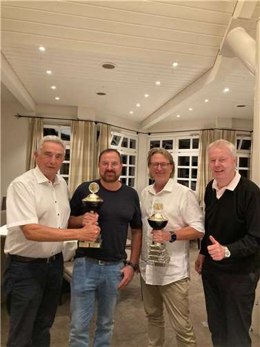 Bad Breisig. Bei den 20. Bad Breisiger Golf Stadtmeisterschaften gewannen Horst Huhmann und Hans Peter Paulsen die Pokale. Turniererfinder Franz Josef Schneider (links) und Franz Keiman (rechts) gratulierten. Foto: privat
