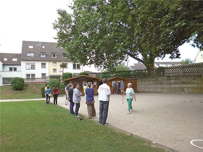 Bad Breisig. Eine Gruppe junger Erwachsener der MYK4 international residiert zur Zeit „Im Eifeldorf“. Die jungen Leute bereiten sich auf einen zweimonatigen Arbeitsaufenthalt in Frankreich vor. Was lag also näher als sich nach Absprache mit dem Vorsitzenden beim 1. Boule-Treff Bad Breisig e.V. einzufinden und sich im urfranzösischen Petanque zu üben ( Boule ist wörtlich übersetzt die Kugel ). privat