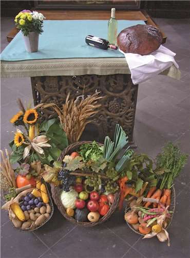 Bad Breisig. Zum Erntedank festlich geschmückter Altartisch der St. Marien Kirche in Bad Breisig.  Walter Clemens