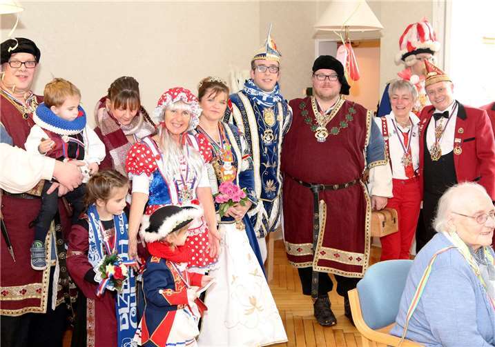 Bad Breisigs amtierende Tollitäten Prinzessin Silke I. und Prinz Michael I. (Mitte) marschierten mit großem Gefolge der Karnevalsgesellschaft in das betreute Wohnen „Weißes Ross“ ein. Mit ihrem närrischen Aufmarsch lassen die Bad Breisiger Karnevalisten die Bewohner am jecken Treiben in der Brunnenstadt teilhaben. Thorsten Trütgen