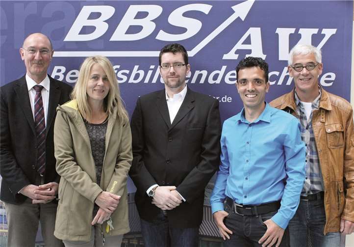 Bad Neuenahr. Selten wurde ein Fototermin lieber wahrgenommen. Und dies nicht ohne Grund! Während sich Stefan Reuschenbach (re) über eine Höhergruppierung freuen konnte, wurden Daphne Katsouros, Steffen Langner (Mitte) und Michael Devesa (2.v.re.) zu Oberstudienräten ernannt.Michael Sauer-Beus