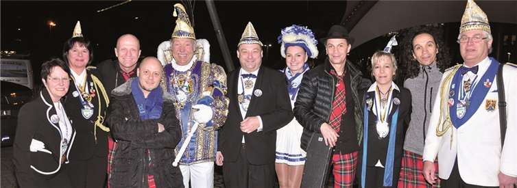 Bad Neuenahr zu Gast in Köln : Prinz Wolfgang III. mit Abordnung der Schinnebröder zusammen mit BRINGS vor dem Tanzbrunnen in Köln. privat