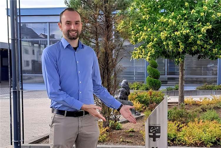 Badinsky vergewissert sich am Kaltenengerser Brunnen, dass Mülheim-Kärlich das auch kann.  Foto: Svenja Budde