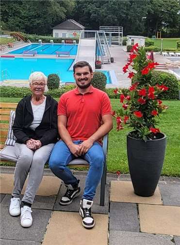 Badleiter Lukas Mohr (rechts) im Gespräch mit Dauergast Magdalena Kettner. An 102 von 104 möglichen Tagen war die 73-Jährige im Vulkanbad zu Gast.  Foto: David Geisbüsch/Vulkanbad