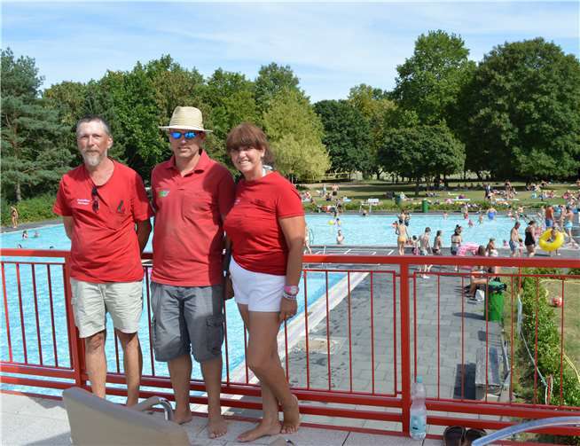Badleiter Michael Dillenberger, Dirk Werner und Martha Wadolny (von links) vor dem Spaßbecken. AB
