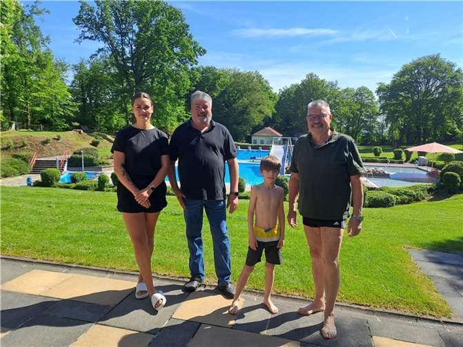 Badleiterin Tabea Frost, Achim Grün (1. Beigeordnete) und Stadtbürgermeister Hans Peter Ammel. Foto: Stadt Mendig