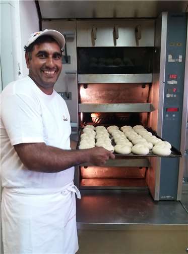 „Bäcker-Ali“ will arbeiten und sein Arbeitgeber braucht ihn dringend – er darf aber nicht, da er abgeschoben werden soll. Privat