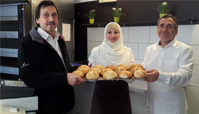 Bäckermeister Günter Zimmer übergibt den Merzbacher Bäckereiladen an die neue Inhaberin Fatema Hemma und ihren Ehemann.Foto: privat