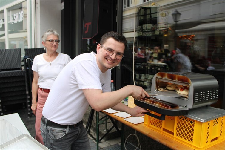 Bäckermeister Jan-Philipp Schmitz verwöhnte die Gäste mit leckeren Snacks. 