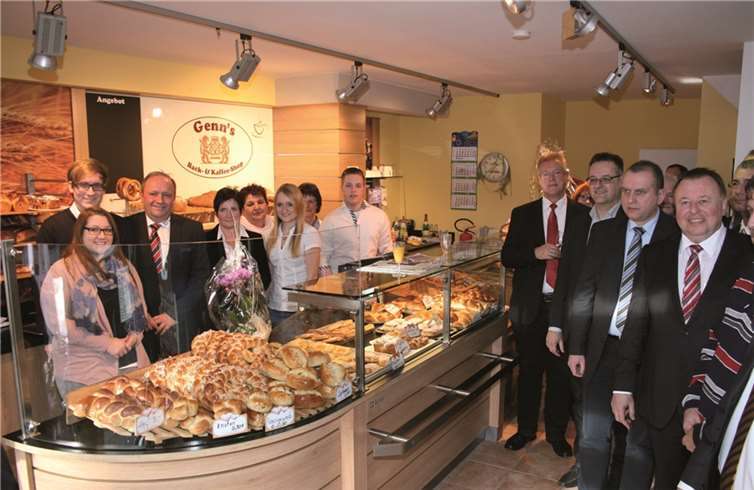 Bäckermeister Rolf Genn und seine Frau Manuela (2. und 3. v.l.) freuen sich mit der Familie und dem Verkaufsteam über die Neueröffnung der Filiale in Oberzissen. WER