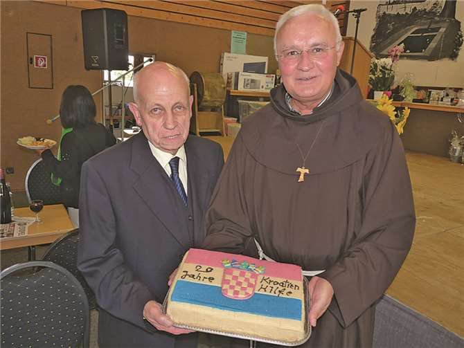 Bäckermeister i.R. Wolfgang Schlich (li.) hatte eigens für Pater Zlatko eine Festtagstorte gebacken.