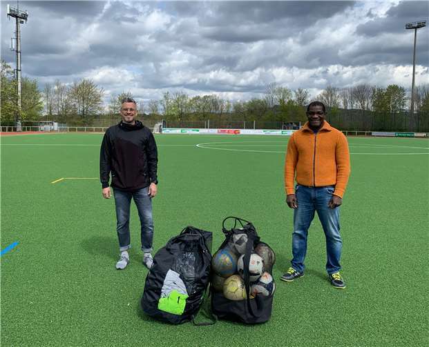 Bälle, Hütchen und Leibchenwurden an die Stiftung ONG übergeben.Quelle:VfB Linz