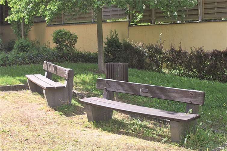 Bänke auf dem Castorplatz mit neuem Anstrich. privat