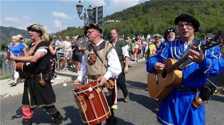 Bänkelsänger, wie hier die illustre Truppe vonder Cochemer Winneburg, erfreuten die Zuschauer.