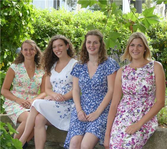 Bärbel Ellwanger, Marie Jostock, Julia Weis und Julia Gries (v.l.) bewerben sich um die Mosel-Krone. Copyright: Moselwein e.V./Ansgar Schmitz