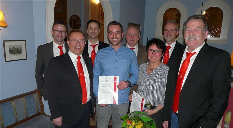 Bärbel Hecker und Patrick Plag zwischen den Mitgliedern des GSV-Vorstands. privat