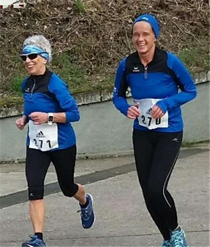 Bärbel Monschauer (links) und Simone Schubert machen einen lockeren Trainingslauf.