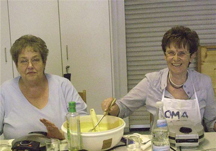 Bärbel Nonn (links) und Anni Sahl versorgten die Gäste der Brohler kfd mit leckeren Waffeln. Privat