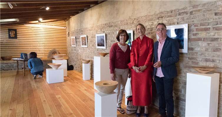 Bärbel und Josef Kemp hatten Dr. Clotilde Lafont-König von der Gedok Bonn für die einleitenden Worte gewinnen können. Fotos: CEW