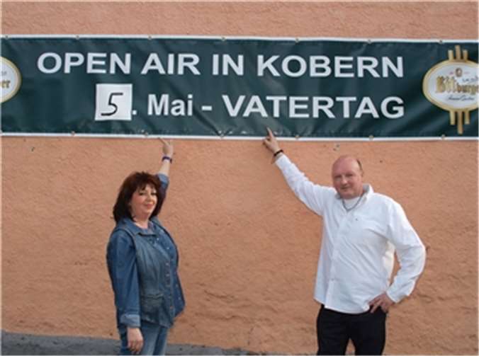 Bärbel und Udo Faber sind bereit für die „Mega Party“ und versprechen eine Riesengaudi bei Musik, Tanz, viel Spaß und mehr. US