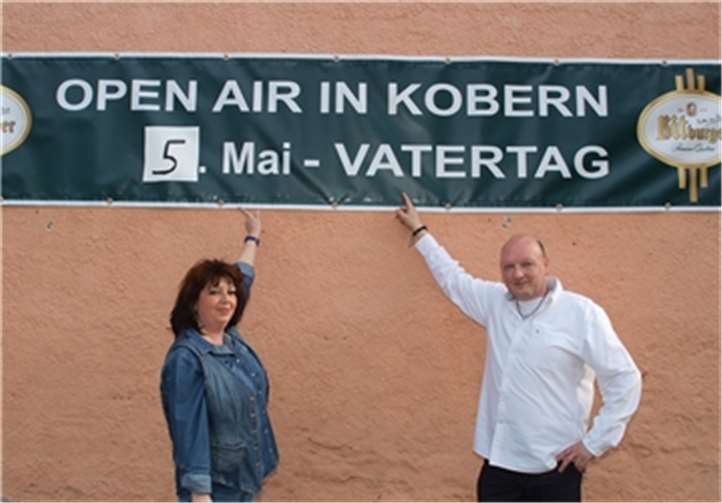 Bärbel und Udo Faber sind bereit für die „Mega Party“ und versprechen eine Riesengaudi bei Musik, Tanz, viel Spaß und mehr. US