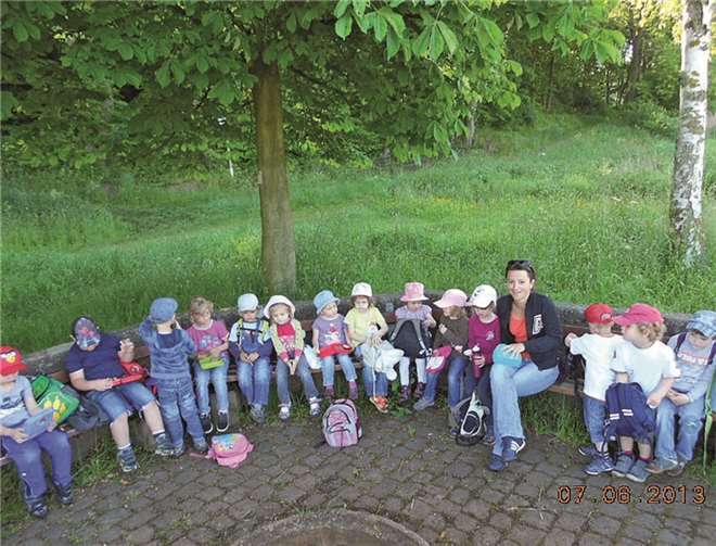 „Bärenkinder“ mit ihrer Erzieherin Pamela Falco während einer Rast am Waldtag. privat
