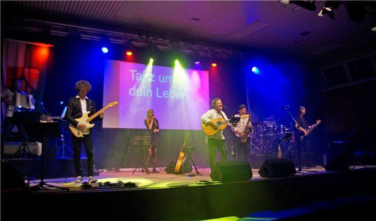 „Bärenspiel“ begeisterten ihr Publikum und sorgtenfür tolle Stimmung im Saal.