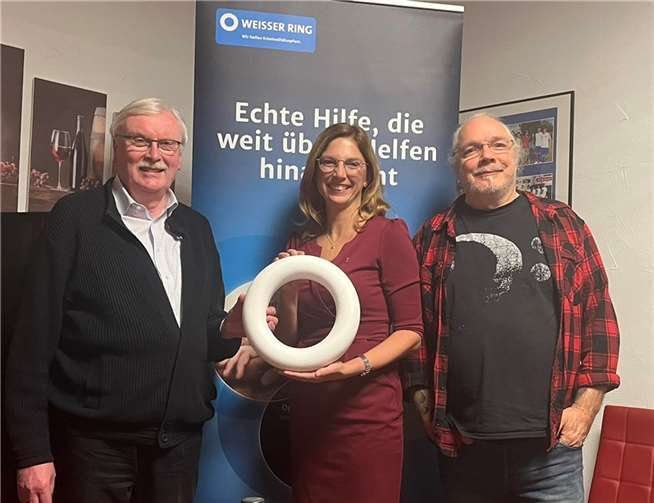 Bätzing-Lichtenthäler zeichnete vier Mitarbeiter für ihre langjährige Mitarbeit aus. Fotos: privat