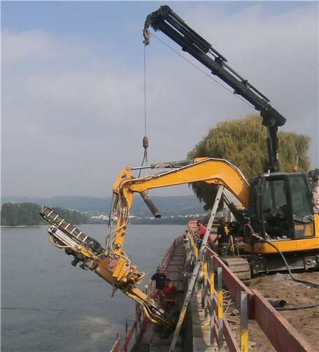 Bagger beim Einbringen eines Mikropfahls in der Kaimauer vorm Deich.Foto:Stadtverwaltung
