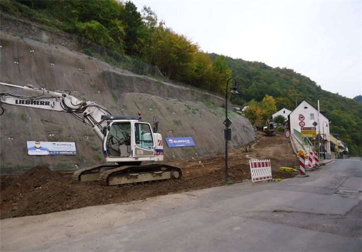 Bagger und Bauarbeiten gehören der Vergangenheit an. Am Knotenpunkt L 206/K 72 wurde ein Kreisverkehr eingerichtet.privat