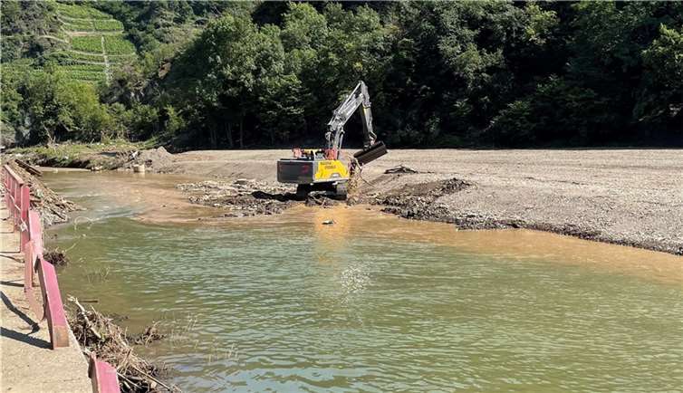 SGD Nord: „Wiederaufbauarbeiten an der Ahr müssen abgestimmt und genehmigt werden“ Baggerarbeiten in der Ahr im Sommer 2021. Foto: ROB