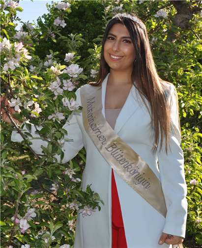 Bahar Ülker freut sich auf eine weitere Amtszeit als Meckenheimer Blütenkönigin. Foto: Stadt Meckenheim