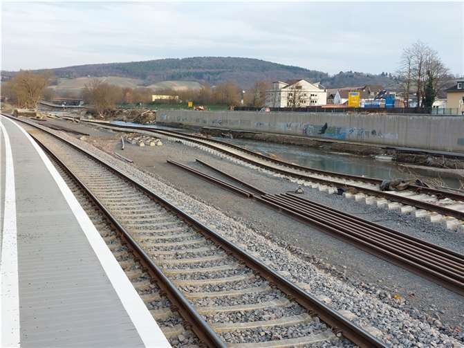 Bahnhof Heimersheim, gegenüber der ehemalige Radweg und die zerstörte B266n.  Foto: privat