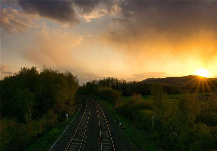 Bahnstrecke bei Kretz zum Sonnenuntergang am 2. Mai.