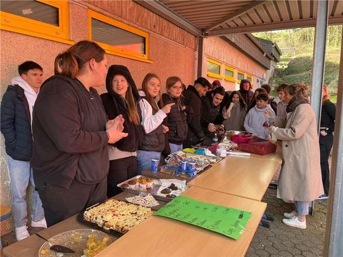 Baklava und Cig- Köfte: Die Klasse 9a bot türkische Spezialitäten, die gut ankamen.