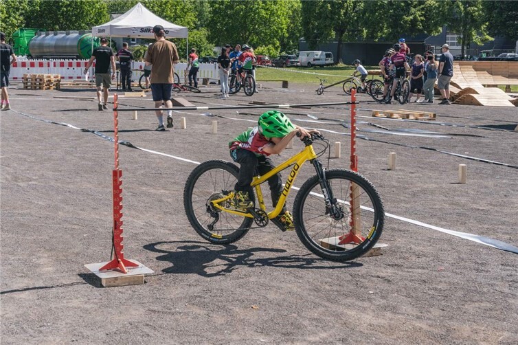 Balance und Fahrtechnik sind beim Geschicklichkeitswettkampf zur Kids-Clubmeisterschaft des RSC Mayen gefragt.