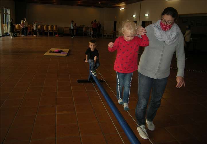 Balancieren auf einem Seil - mit ein wenig Hilfe.