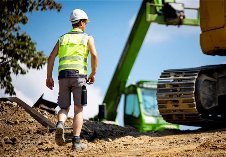 Bald allein auf der Baustelle? Baufirmen steuern auf einen verschärften Fachkräftemangel zu – wenn die Branche für Beschäftigte nicht attraktiver wird, warnt die IG BAU.Foto: IG BAU