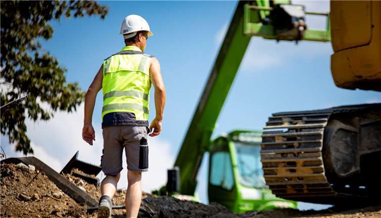 Bald allein auf der Baustelle? Baufirmen steuern auf einen verschärften Fachkräftemangel zu – wenn die Branche für Beschäftigte nicht attraktiver wird, warnt die IG BAU. Foto: IG BAU