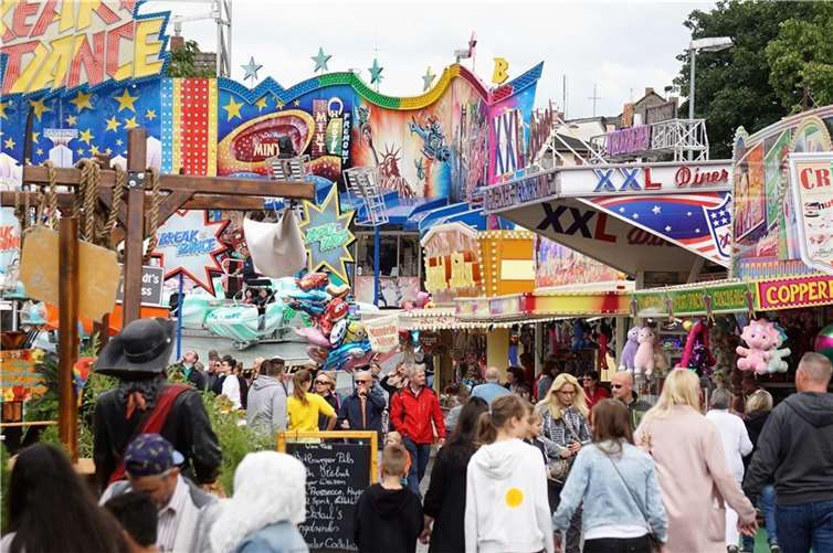 Bald beginnt die fünftägige Heddesdorfer Pfingstkirmes mit zahlreichen Attraktionen und einem umfangreichen Rahmenprogramm.  Fotos: Archiv/FF