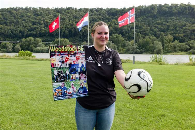Gemeinsam feiern für Kinder- und Jugendsport Bald ein Sommermärchen am Mittelrhein? Jasmin Höch vom SV Leutesdorf wirbt mit Plakat und WM-2006-Fußball „Teamgeist“ für das Festival „Woodstock 56“. Mit dem Reingewinn des Events soll die Nachwuchsförderung des Vereins gestärkt werden.