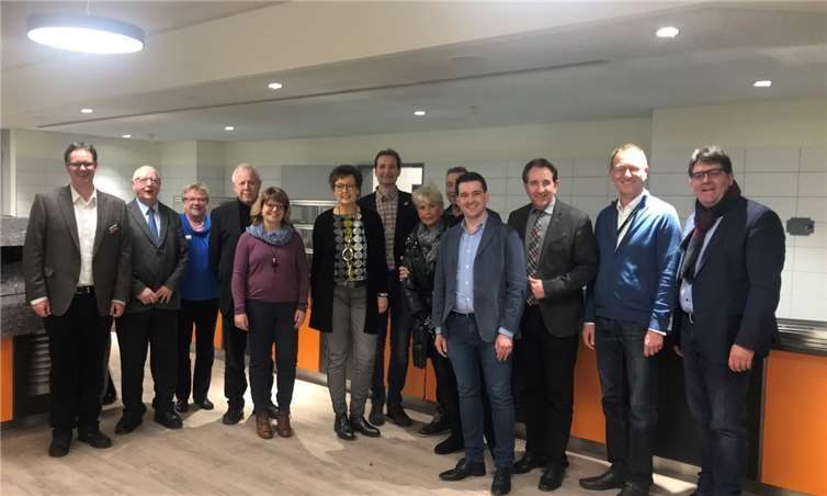 Bald gibt es hier täglich frisch zubereitetes Essen: die Besucher der „CDU-Im Dialog“-Veranstaltung in der neuen Mensa des Leifheit-Campus. Foto: CDU Rhein-Lahn