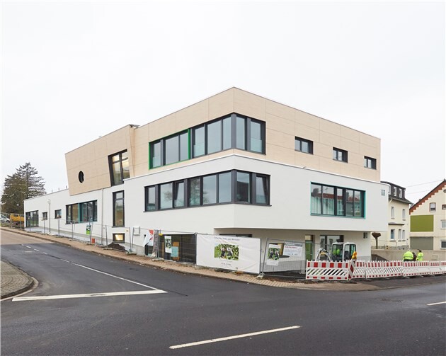 Bald ist die neue „Kita Peterstor“ neben dem Krankenhaus in Montabaur fertig. Am 12. August geht sie in Betrieb. Foto: Eva Göttert, Architekturbüro Simon
