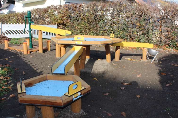 Neue Matschbahn für den Dernauer Kinderspielplatz Bald können die Kinder - wenn die Witterung mitspielt - die neue Matschbahn nutzen. Foto:WITE