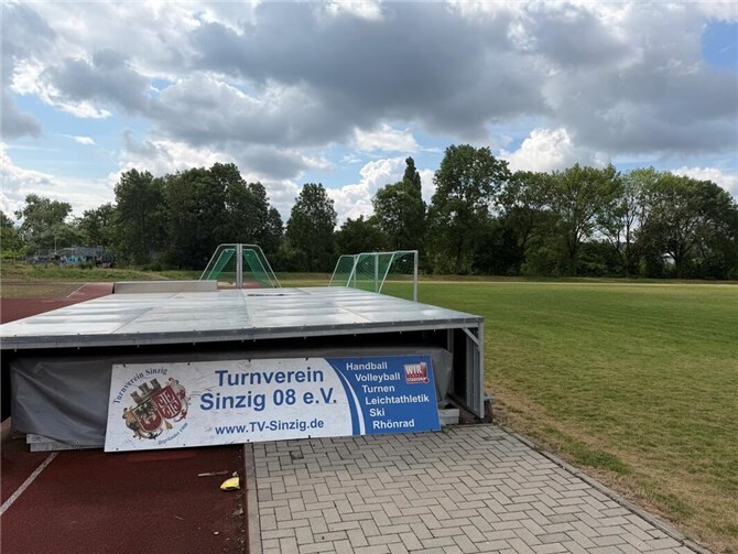 Bald soll am Rhein-Ahr-Stadion ein Vereinsheim entstehen.  Foto: ROB