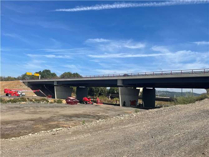 Bald soll der Verkehr wieder vierspurig fließen.  Foto: ROB