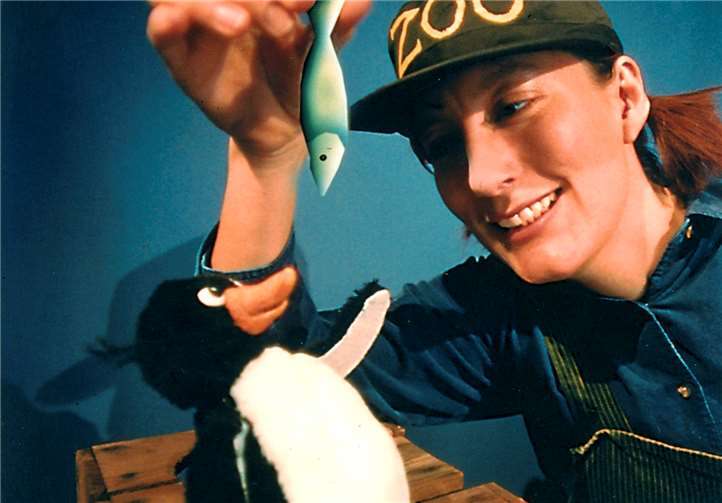 Balduin der Pinguin erlebt auf seiner Reise viele spannende Abenteuer. Happy End Figurentheater