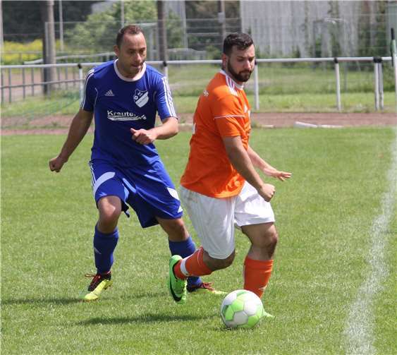 Ball im Blick, den Gegner auf Abstand. Diese Devise gelang in dieser Saison vor allem der Reserve der SpVgg Bendorf (in Orange). Foto: TH